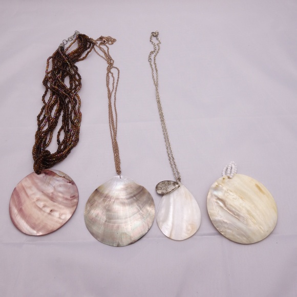 3 Shell Necklaces + 1 Pendant - Picture 2 of 7